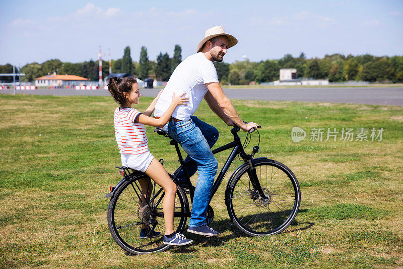 父亲和女儿骑自行车