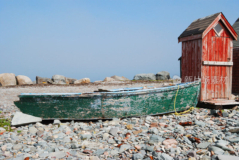 洛基海滩上的厕所和旧船
