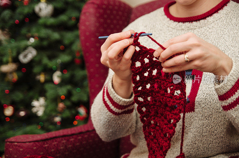 女人正在钩针编织圣诞围巾