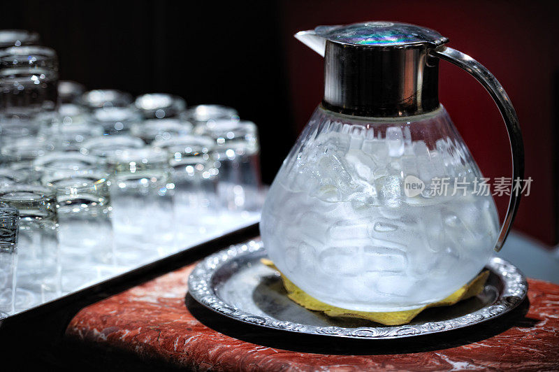 玻璃容器中的冰水