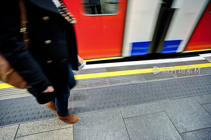 在伦敦地铁站里行走的女人