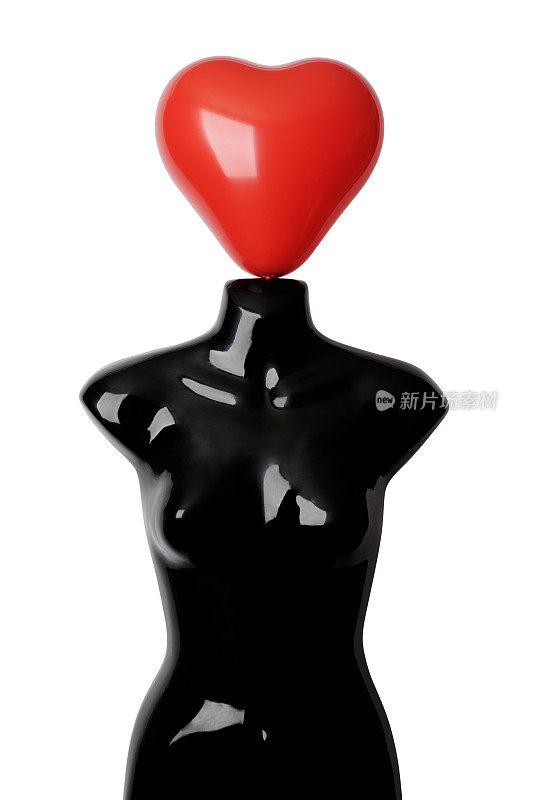 人体模型躯干与红色的心形气球在白色的背景