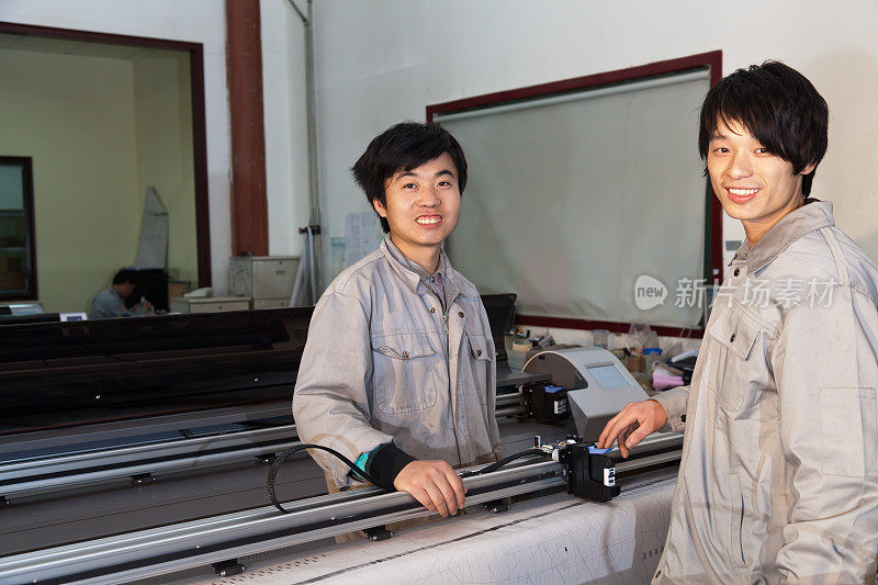 东亚工人操作打印机