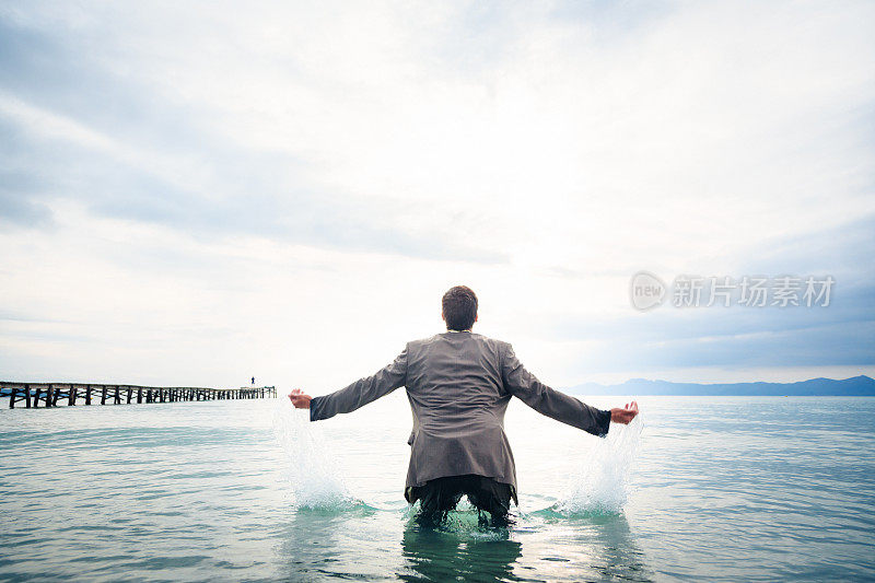 商人在水深及膝的水中