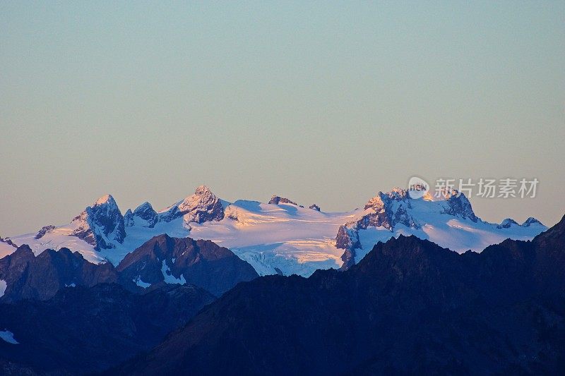 奥林匹斯山。紫色