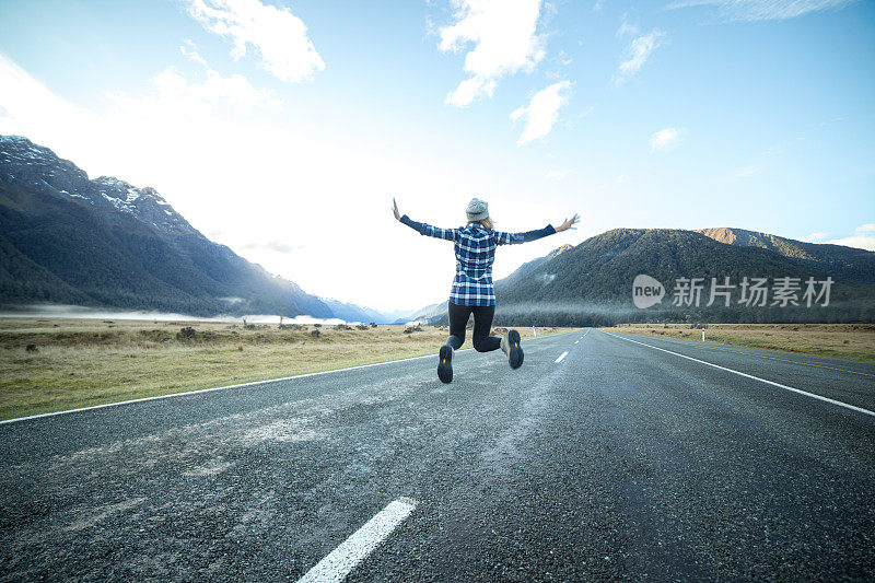 成功和自由，女人在路上跳跃