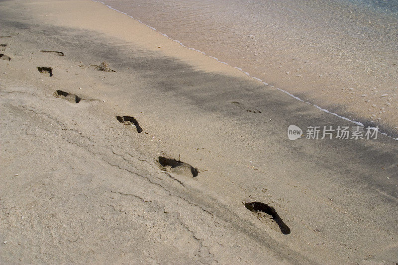 沙滩上的脚印