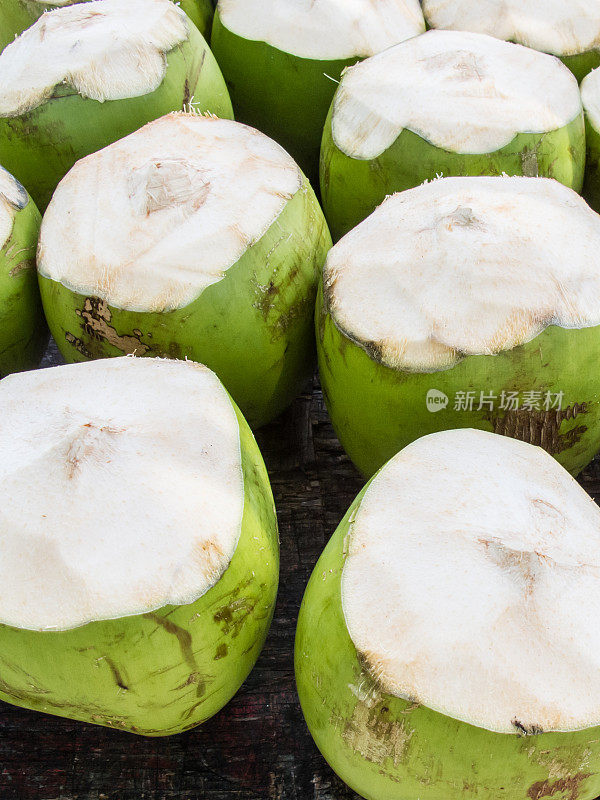 热带水果摊上的新鲜椰子