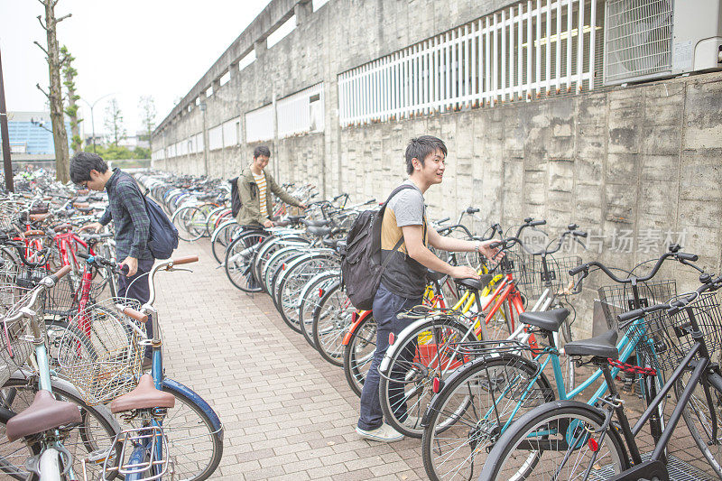 年轻的日本学生在日本京都停放自行车