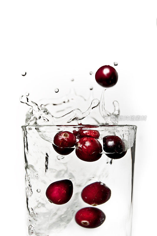 蔓越莓洒在一杯水里。