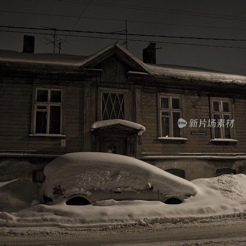 被雪掩埋的汽车