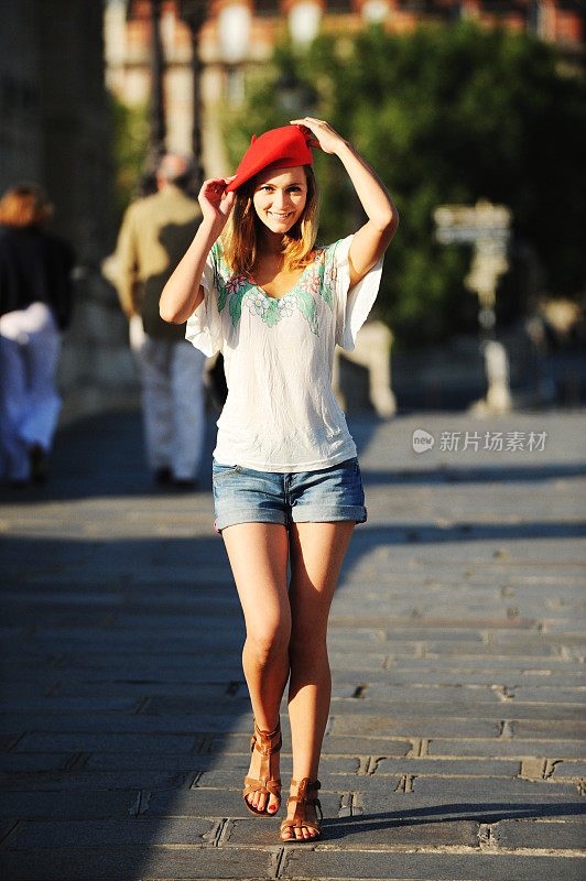 漂亮的年轻女子游客与红色贝雷帽巴黎法国