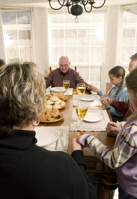 家庭晚餐系列-祖父母祈祷