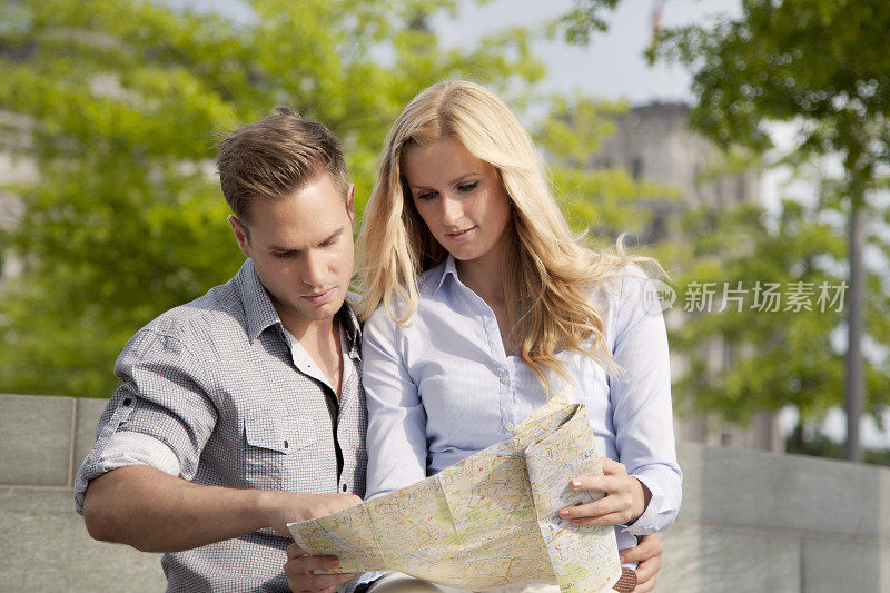年轻夫妇浏览城市地图