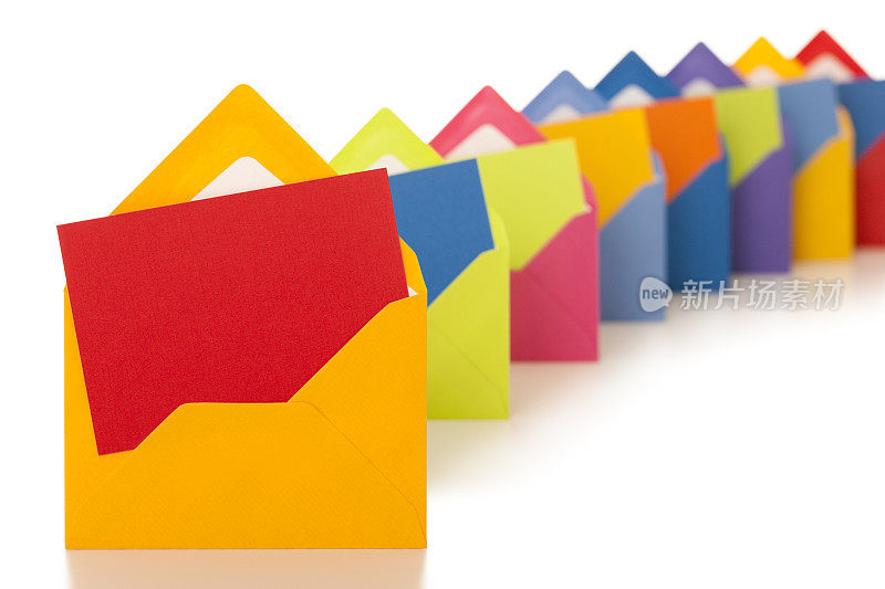 一排彩色信封和信纸