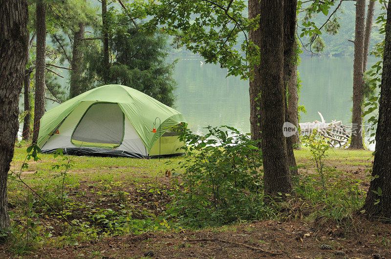 在湖边搭帐篷露营