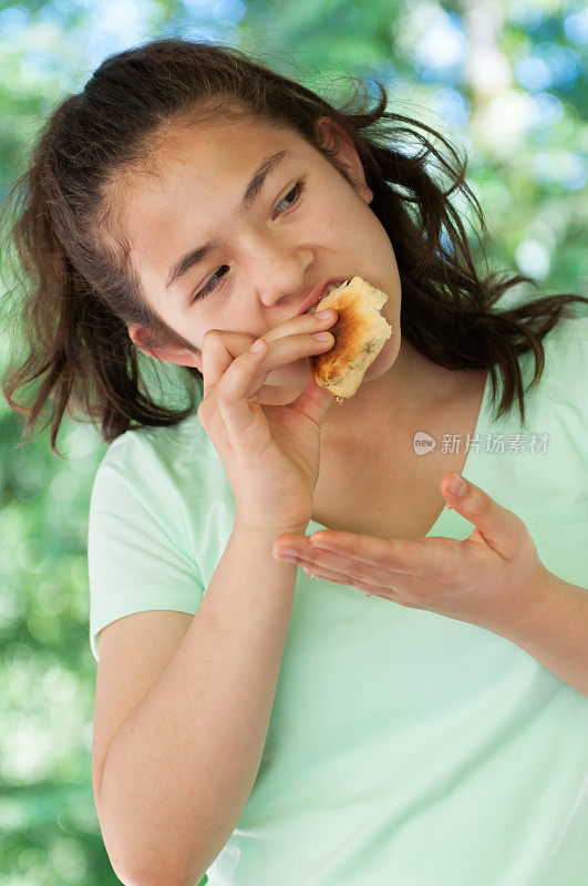 年轻女孩吃薄饼和蜂蜜