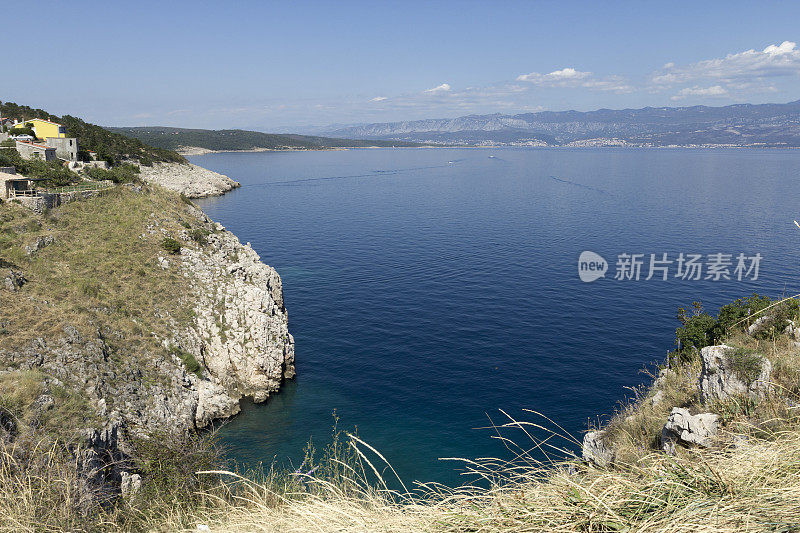 海湾对天的高角度视图