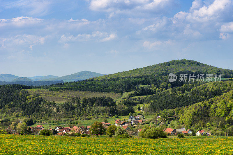 典型的德国景观和村庄图林根，Rh?n