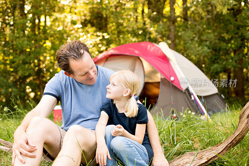 父亲和女儿用帐篷露营