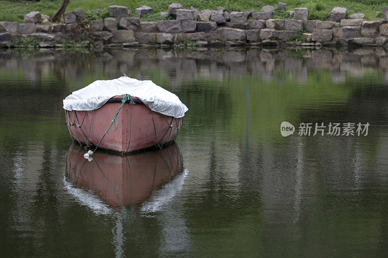 独木舟停在水上