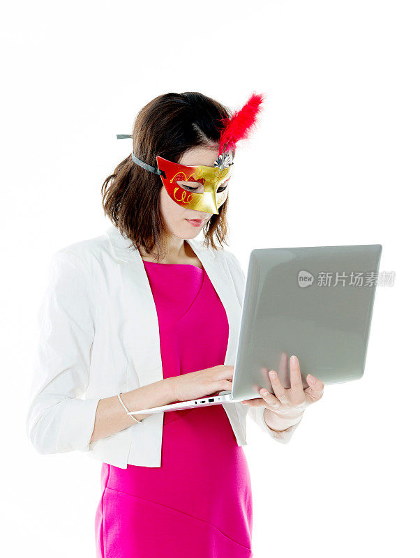 戴着面具拿着笔记本电脑的年轻女子