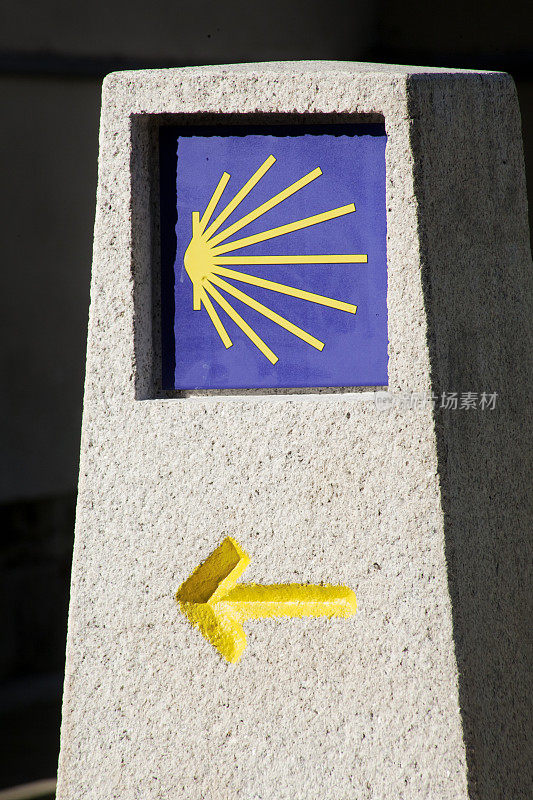 圣地亚哥卡米诺里程碑，黄色箭头和朝圣者的贝壳符号。