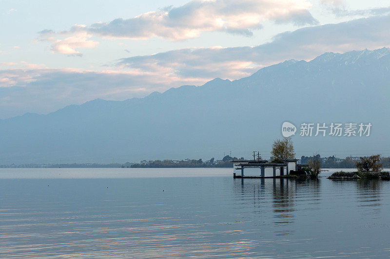 日落时山下的湖