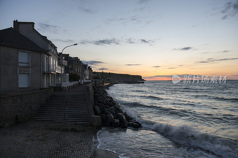 日落时分的海岸线，在Arromanches，诺曼底，法国