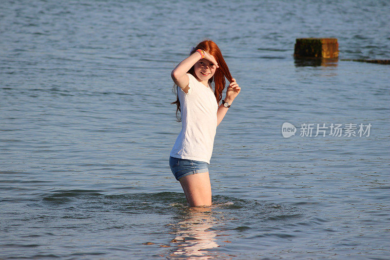 女孩在海浪中划桨，腿，水，涉水，海边沙滩