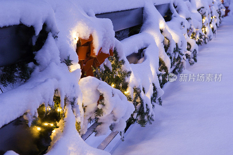 科罗拉多州特柳赖德雪桥上的圣诞彩灯