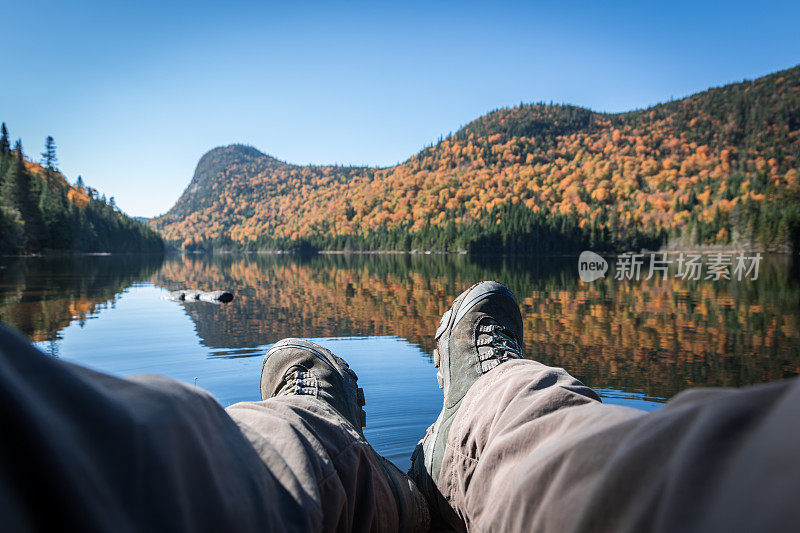 POV户外徒步旅行的放松时间在山，湖，秋天