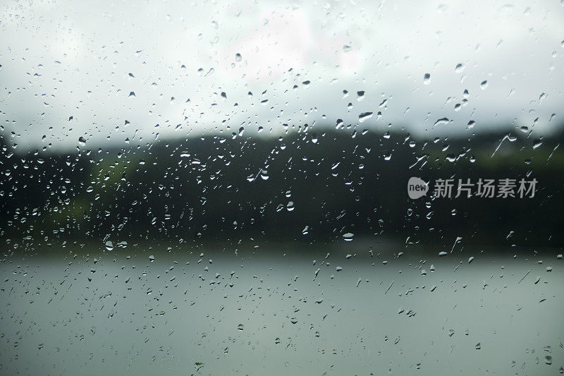 下雨天透过窗户的风景。