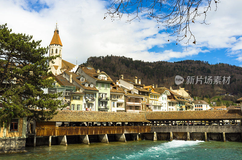 瑞士图恩的古水坝和木桥