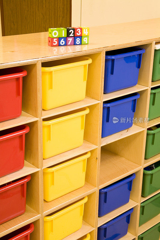 幼儿园教室里用于操作的储物箱