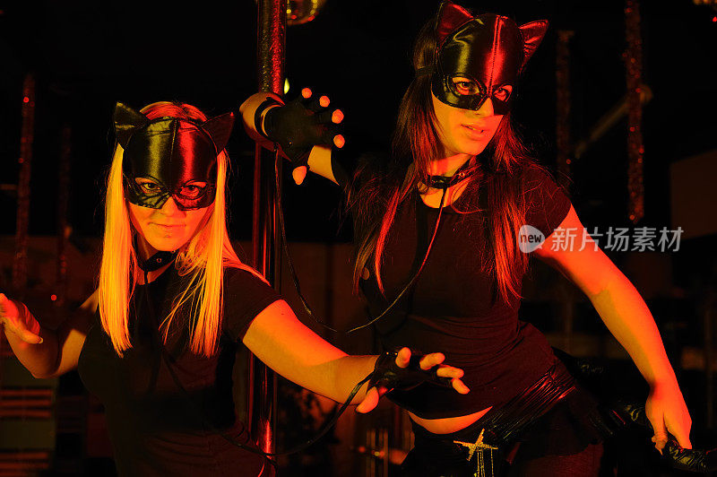 两个女舞者表演“猫女”