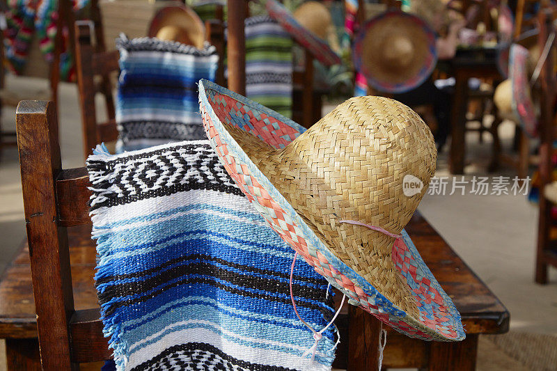 宽边帽和墨西哥毛毯挂在椅背上