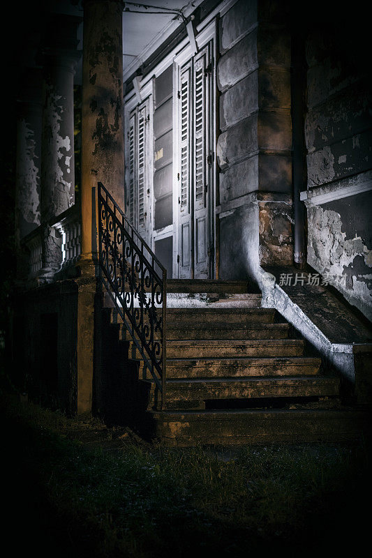 一个诡异的旧房子的入口