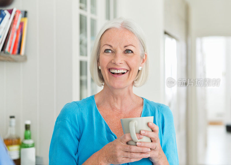 拿着咖啡杯却看向别处的女人