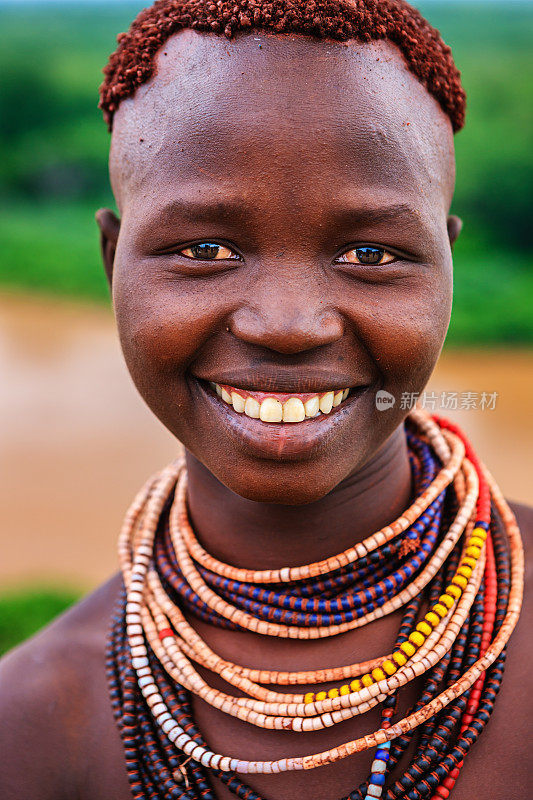 来自非洲埃塞俄比亚Karo部落的妇女肖像
