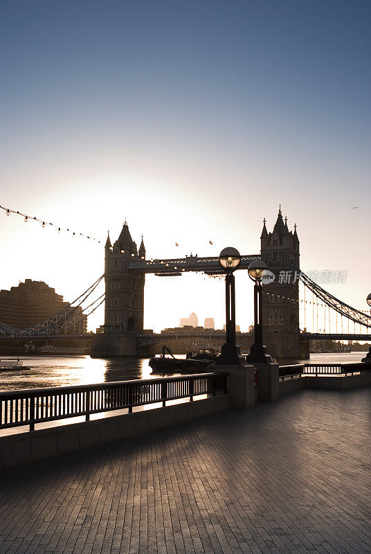 黎明，伦敦塔桥