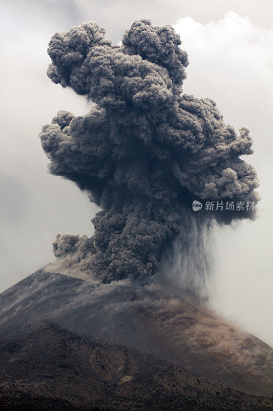 火山爆发的喀拉喀托火山