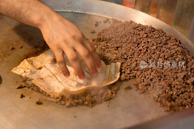 在厨房准备食物的小手