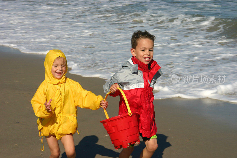 沿着海滩跑步