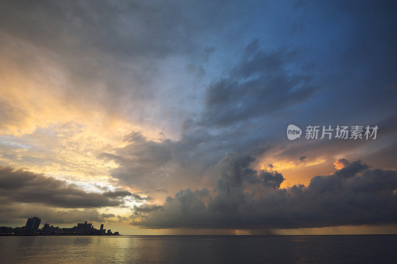 哈瓦那古巴湾日落天空和大海