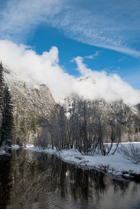 的雪山流