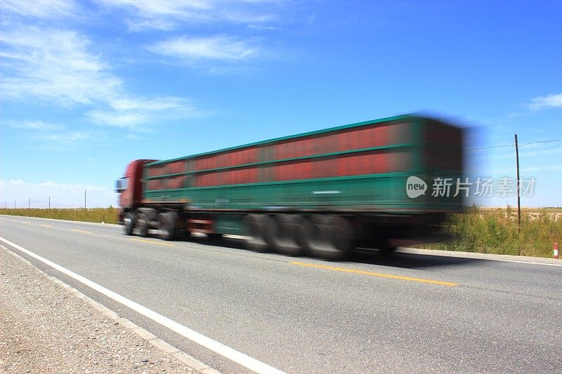 道路上模糊的卡车