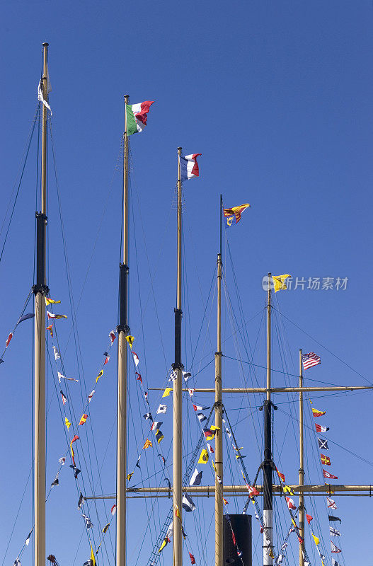 船桅上飘扬的旗帜