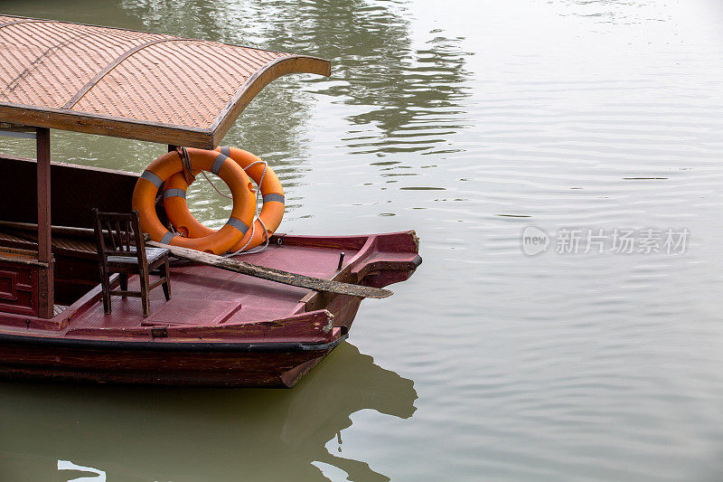 游船的桨和船尾