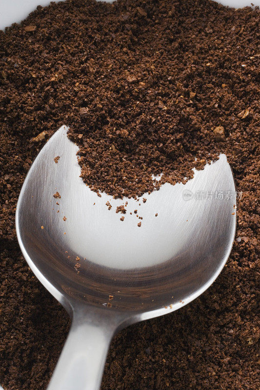 勺子里面磨碎的咖啡